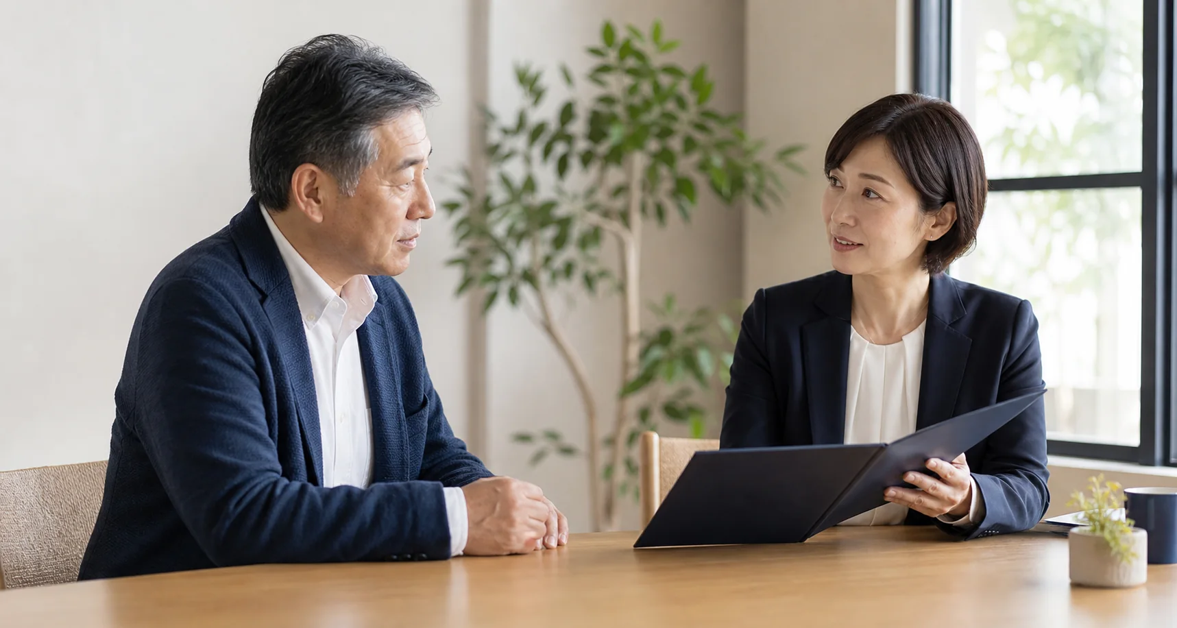 障害福祉事業の承継について相談する経営者とM&Aアドバイザー